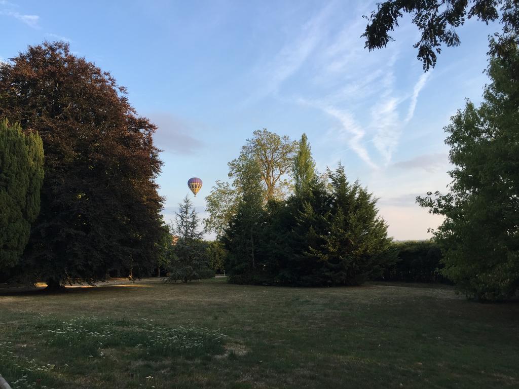 Chateau De La Folie Trie-Château Buitenkant foto